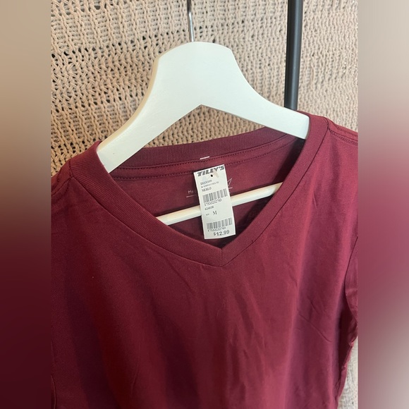 Tilly’s - Merlo Red T-Shirt - Medium - Picture 3 of 4